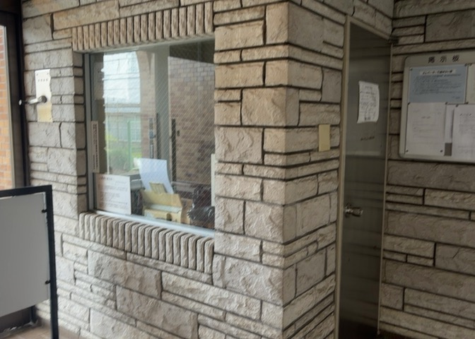 受付はマンションコンシェルジュがいる場合もあれば、管理人が滞在する小部屋を総称して呼ぶことがあります。主にエントランスに設置されていることから、防犯面でも期待ができます。防犯設備がない場合はより安心！