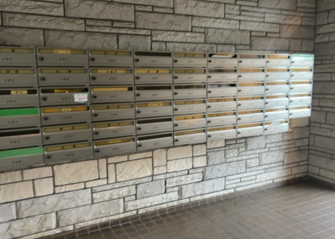 エントランス付近に設置されている集合ポストは、住んでいる部屋と離れているため、ポストをあさるなど誰かに何かされていても被害に気づきにくいです。入居する時には他人に特定されにくい番号で鍵をかけましょう！