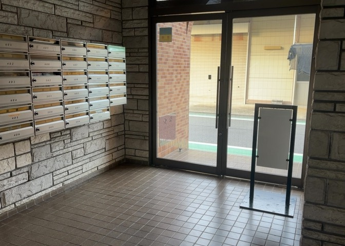 ロビーというと、エントランスと何がちがうの？と思いますよね。実はロビーとエントランスには明確な決まりはありません。物件によっては、エントランスを入って広がるある程度の広さのある空間がロビーとなります。