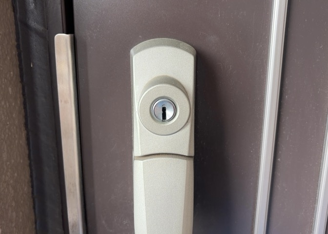 室内の防犯設備もチェックしましょう！モニター付きインターホンが設置されているか、防犯シャッターが設備されているか、ベランダに人が上がってきにくい高さかなどチェックしておくと入居後も安心できるでしょう。