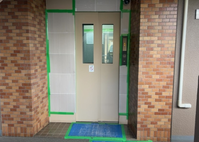 共用部分は、一棟の建物に住む区分所有者全員が共同で所有するとし、共用部分の管理、補修などは、区分所有者で形成される管理組合が行います。個人の判断で勝手に変更することはできませんので覚えておきましょう。