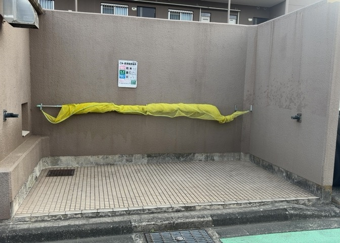 共有部分は、住民なら誰もが使える設備のこと。例えば駐車場やエレベーター、インターネット設備、セキュリティ設備などがあります。他にも、マンションの廊下・外部階段やエントランス・ゴミ置き場などがあります。