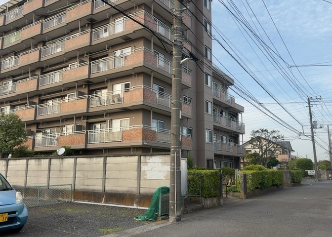 隣家の土地はどうなっているのか、生活利便施設が近くにあるのか、学校まで近いかなど、お客様のライフスタイルにあわせたイメージが重要です。また、近くにあると困る施設が近くにないかも確認するといいでしょう。