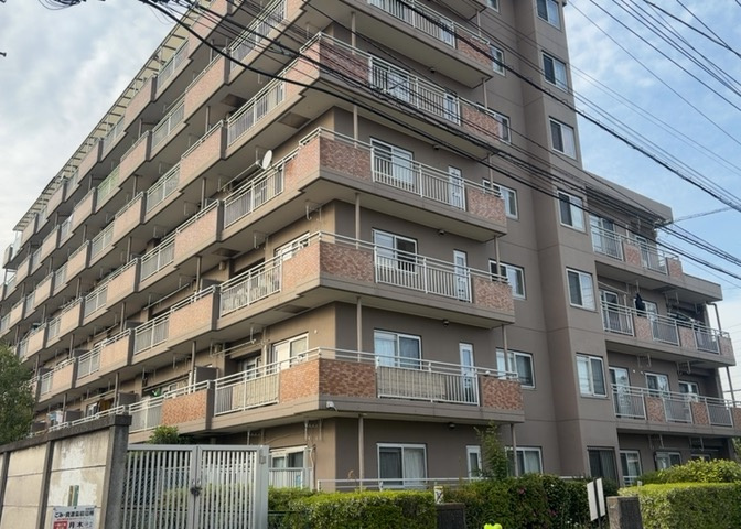 眺望の良さを楽しめるダイニングキッチンで家族団らんの時間を過ごしてはいかがでしょうか。バルコニーから見える景色を家族で眺める時間は、時間が経つのを忘れてしまいそうですね。是非、現地を見に行きましょう！