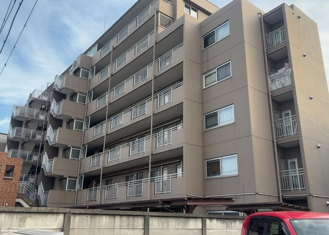 道幅が広い場所は日当たりや風通が良好です。幅が広いのですれ違いも可能ですし大きな車でも駐車可能！一方で、大型車が通ることも多くなるため交通量の増加により騒音に繋がります。また土地の値段が高くなります。