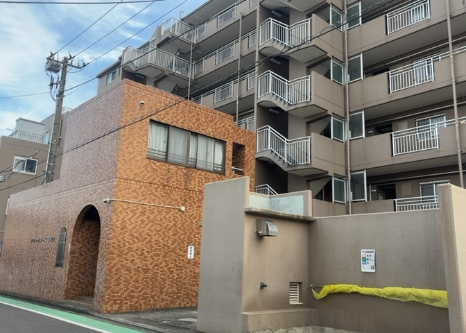 ＲＣ造、Reinforced　Concreteは直訳すると補強されたコンクリートです。主に柱や梁・床・壁が鉄筋とコンクリートで構成おり、鉄筋を組んだ型枠にコンクリートを流し込んで固めたものを指します。