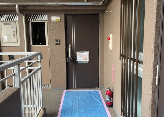 玄関は家の顔でもあり、家族以外の目にも止まる場所です。玄関は外との間を仕切る扉、靴などをしまっておく収納スペース、靴脱ぎのたたきスペース、来客とのやり取りをするドアホンなど複数のアイテムからなります。