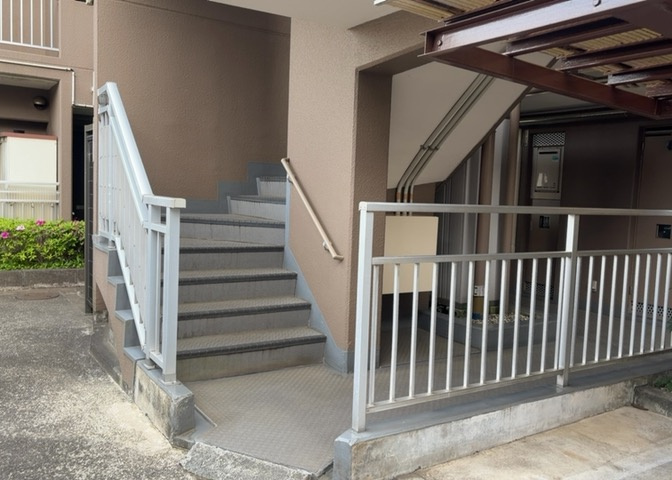 共有部分は、住民なら誰もが使える設備のこと。例えば駐車場やエレベーター、インターネット設備、セキュリティ設備などがあります。他にも、マンションの廊下・外部階段やエントランス・ゴミ置き場などがあります。