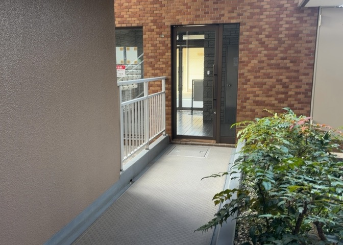 共用部分は、一棟の建物に住む区分所有者全員が共同で所有するとし、共用部分の管理、補修などは、区分所有者で形成される管理組合が行います。個人の判断で勝手に変更することはできませんので覚えておきましょう。