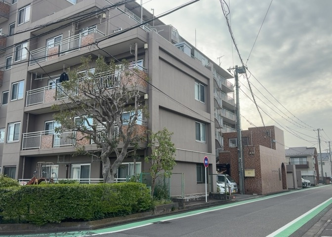 外観はマンション管理がされているかの目安になります。築年数が古いと、壁面は劣化してひび割れが生じることも！建物が古びていても細かいところが修繕されていると、きちんと管理されているなぁと感じるでしょう。