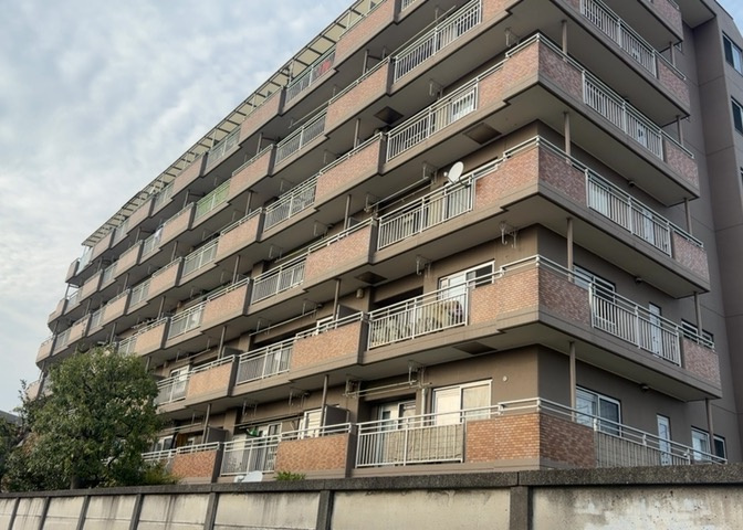 一般的なバルコニーは、奥行1.5ｍ程ですが、ワイルドバルコニーは2ｍまで広がっています。そのため洗濯物の間隔をあけ干すことができ、乾きやすいというメリットや、ガーデニングが楽しめる等の特徴があります。