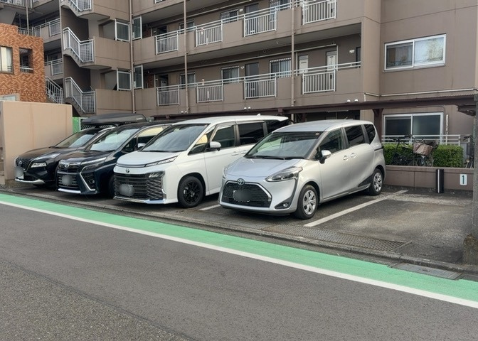 マンションの駐輪場は、事前に空きがあるか確認を取ると安心です。せっかく入居したのに駐輪スペースがない！なんてことになったら大変ですよね。そこで、内見時や購入前にはまず事前に確認しておくと良いでしょう。