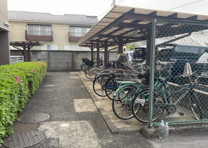 車一台あたりに必要なスペースは、標準サイズの普通自動車で横幅2m50cm、長さ5mは必要になります。ただし、乗降のことも考慮して横幅3m30cm、長さ5m50cmほどは確保できるところを選びましょう。