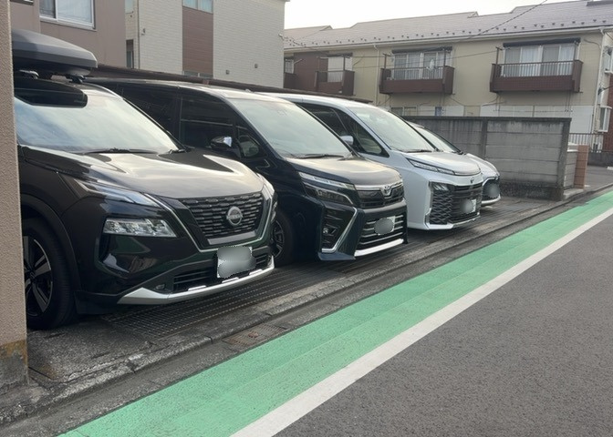 駐車場と明記されていても、最小スペースでつくられた駐車場だと大型車は駐車できなかったり、出入りしにくくなったりする可能性があります。お車のサイズと購入したい物件の駐車場のサイズを現地で確認しましょう。