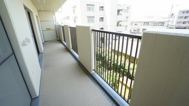 日当たり眺めも良好なワイドバルコニー