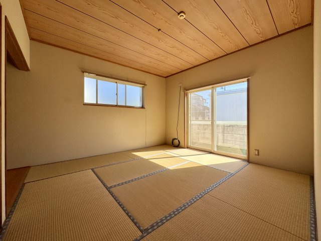 2階　広々した和室になります。とても明るい空間で主寝室として活用していただけます。