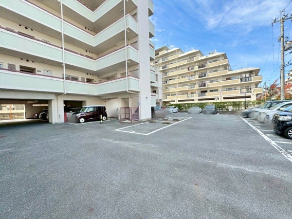 【エルシティ草津壱番館の駐車場】