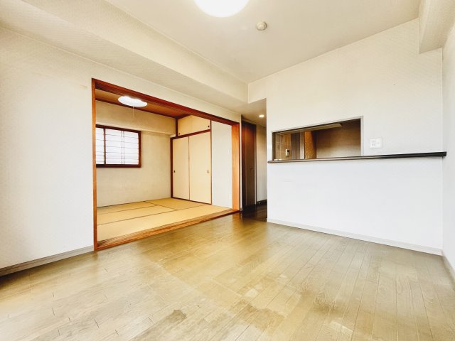 日当たりが良く明るいリビング。リフォームで隣の和室とつなげて広いLDKにすることもできます。