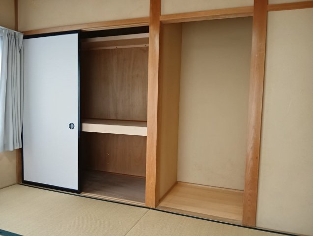布団や季節用品をすっきり収納可能。収納家具を置かずに済むため、お部屋を広々と使うことができます。