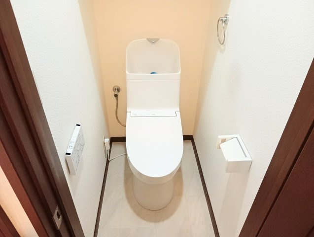 清潔感あふれるホワイト基調のトイレ空間。温水洗浄便座付きで、毎日を快適にサポートします。