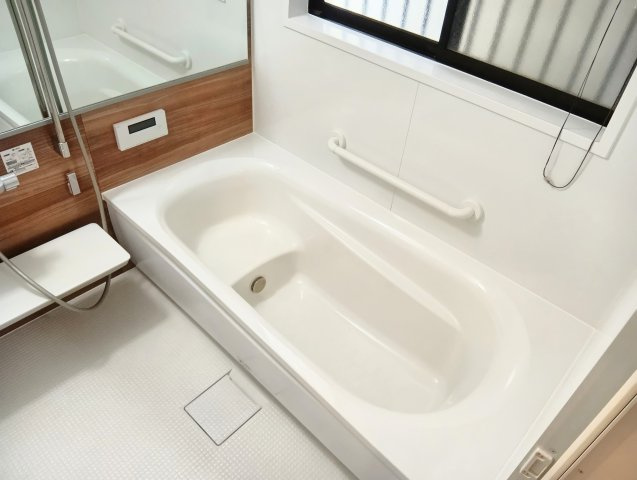 節水もできるベンチタイプの浴槽。半身浴もしやすいですし、安全に浴槽への出入りがしやすくなります。