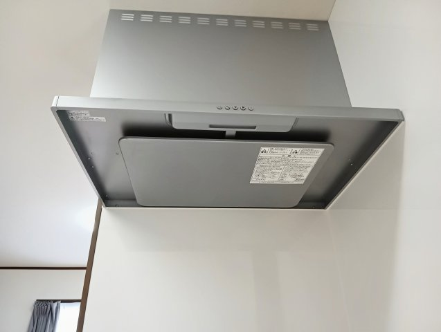 スタイリッシュな対面キッチンには、すっきりとしたデザインのスリムレンジフードを設置。