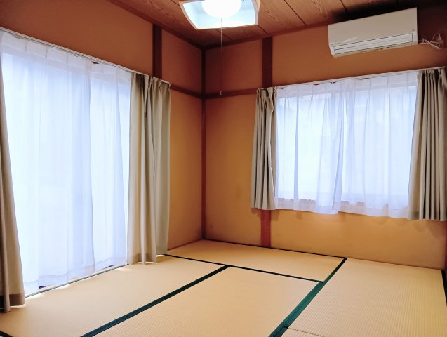 自然光が差し込む明るい和室。畳ならではの落ち着きと温もりがあり、客間や寝室など多目的に利用できます。