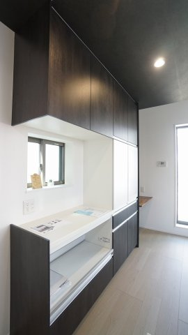 キッチンに嬉しいカップボードつき