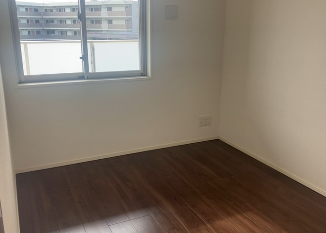 洋室のメリットは重い家具が置きやすく、身の回りが整理しやすいことです。　床がフローリングのため畳とは異なり凹みにくいです。　クローゼットなど収納が豊富で、普段使わない旅行カバンや服の整頓も簡単にです。