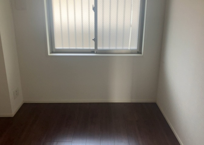 寝室でゆっくりと過ごすためにはベッド周りの適度な空間を担保することや窓の位置、照明の明るさ、寝室の広さなどを考える必要があります。自身や家族の構成とライフスタイルに併せて寝室にする部屋を選びましょう！