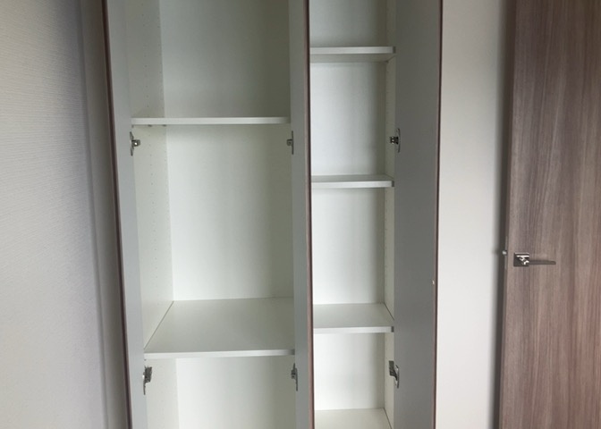 デザイン性を重視しすぎて収納が少なかった！なんてことにならないため、事前に現地で収納の数を確認しておくことをお勧めします。クローゼット以外にも床下収納や屋根裏収納、パントリーなどもチェックしましょう。