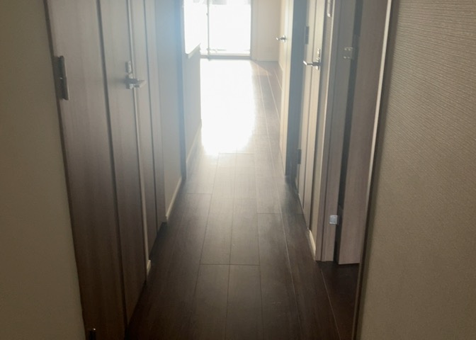 内装はとにかくおしゃれなものがいい！と選ぶ前に、まず住んだ後のことを想像してみましょう。住んでみたらコンセントの位置が悪くて使いにくいなど出てきます。事前にどの家電をどこに置くか想定しておきましょう。