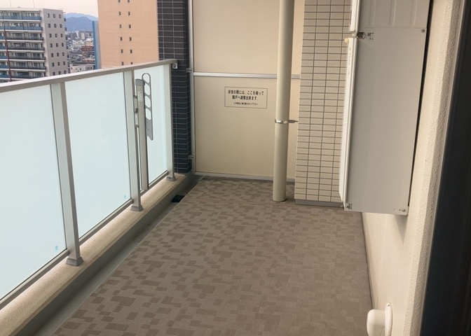 バルコニーは、室外の専用スペースのうち、「屋根がなく開放された空間」であるものを指します。ベランダより広いタイプのものが多く、日当たりもよいため家庭菜園などを楽しみたい人にとって適した環境となります。