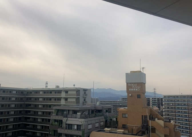 眺望の良さを楽しめるダイニングキッチンで家族団らんの時間を過ごしてはいかがでしょうか。バルコニーから見える景色を家族で眺める時間は、時間が経つのを忘れてしまいそうですね。是非、現地を見に行きましょう！