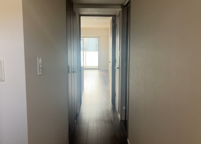 玄関は家の顔でもあり、家族以外の目にも止まる場所です。玄関は外との間を仕切る扉、靴などをしまっておく収納スペース、靴脱ぎのたたきスペース、来客とのやり取りをするドアホンなど複数のアイテムからなります。