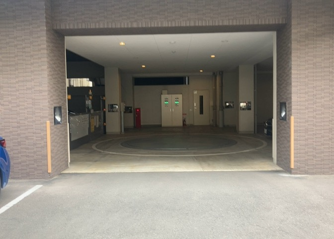 車一台あたりに必要なスペースは、標準サイズの普通自動車で横幅2m50cm、長さ5mは必要になります。ただし、乗降のことも考慮して横幅3m30cm、長さ5m50cmほどは確保できるところを選びましょう。