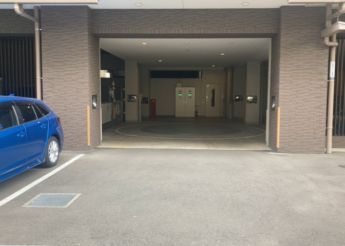 駐車場と明記されていても、最小スペースでつくられた駐車場だと大型車は駐車できなかったり、出入りしにくくなったりする可能性があります。お車のサイズと購入したい物件の駐車場のサイズを現地で確認しましょう。