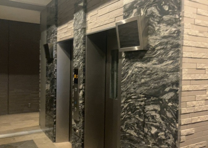 共有部分は、住民なら誰もが使える設備のこと。例えば駐車場やエレベーター、インターネット設備、セキュリティ設備などがあります。他にも、マンションの廊下・外部階段やエントランス・ゴミ置き場などがあります。