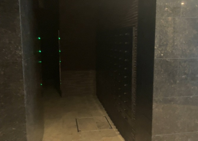 エントランス付近に設置されている集合ポストは、住んでいる部屋と離れているため、ポストをあさるなど誰かに何かされていても被害に気づきにくいです。入居する時には他人に特定されにくい番号で鍵をかけましょう！