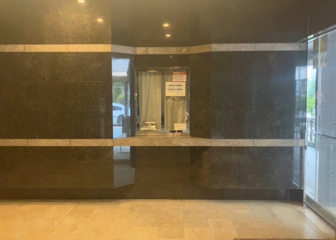 受付はマンションコンシェルジュがいる場合もあれば、管理人が滞在する小部屋を総称して呼ぶことがあります。主にエントランスに設置されていることから、防犯面でも期待ができます。防犯設備がない場合はより安心！