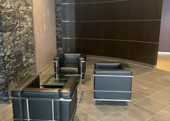 ラウンジは、マンションの共用スペースに椅子やテーブルなどを配置した利用者が寛げる空間です。屋内型ラウンジと屋外型ラウンジがあります。共用部分の管理状況と合わせて、詳細については現地でご確認ください。