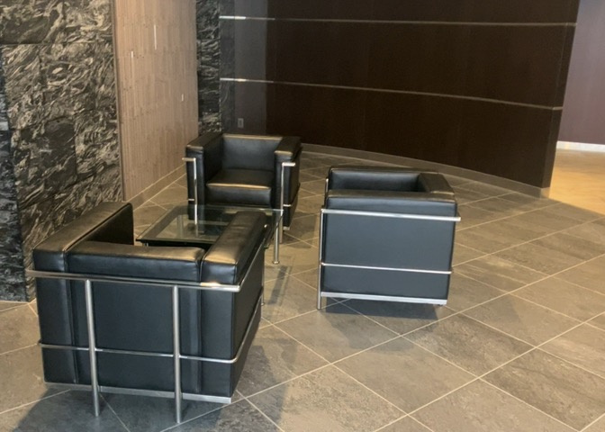 ロビーというと、エントランスと何がちがうの？と思いますよね。実はロビーとエントランスには明確な決まりはありません。物件によっては、エントランスを入って広がるある程度の広さのある空間がロビーとなります。