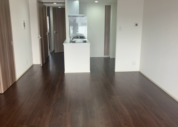 直線タイプはLとDKを一直線に並べた形で対面キッチンのタイプです。一般的なのでよく見かけるかもしれません。直線タイプに似た直接アイランドタイプは、キッチンとダイニングの間に壁がない分広く感じられます。