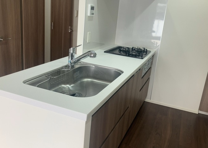 標準的なシステムキッチンの横幅は、165cm～300cm程度です。2100・2400・2550・2700などミリ単位で表記されます。普段どのように料理をするのかを想定しながら合ったサイズを選びましょう