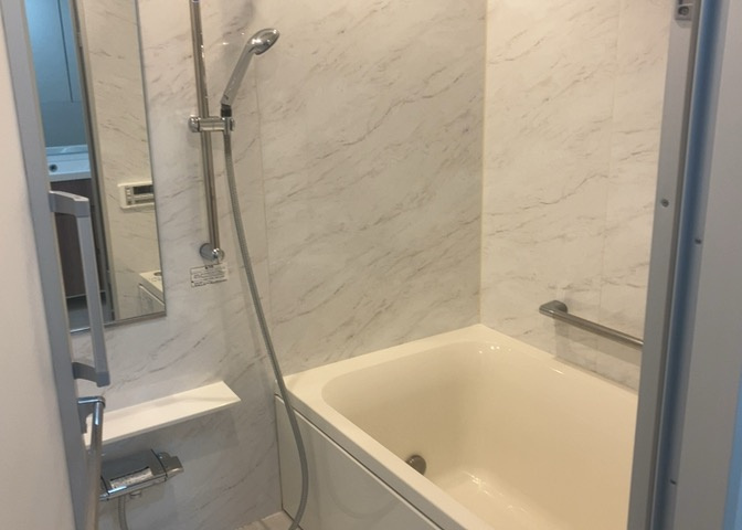 入浴時の快適さも大事なことですが、綺麗な状態を維持できなければ気持ちよく入浴できません。毎日の掃除が楽という点は大事なポイントになります！カビが生えにくく掃除がしやすい、壁や浴槽を選ぶといいでしょう。