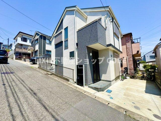 前面道路は閑静な住宅地をはしる車通りの少ない道路。お車の出し入れが苦手なママや小さなお子様にも安心　