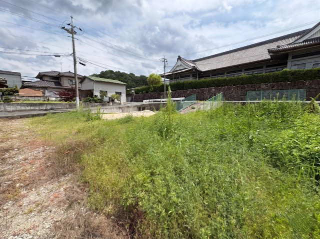 自由度の高い建築計画をご検討いただけます。周辺には高い建物が少なく、開放感を感じられる住環境も魅力。国道182号線・313号線へのアクセスも良好で、通勤やお買い物など日常生活にも便利な立地です。