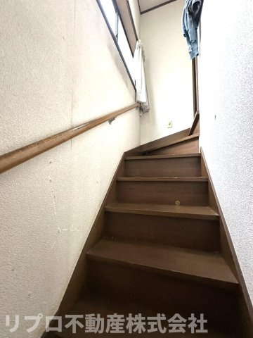 階段に手すり付きで安心です