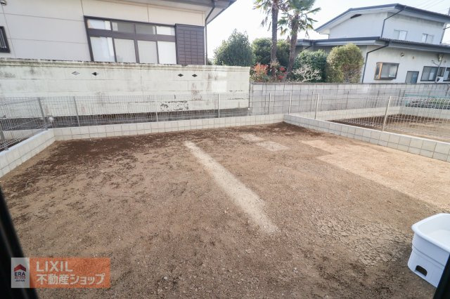【お庭／現地完成写真】お庭は色々な使い方ができます。駐車・駐輪スペースの拡張、物置を置いて収納力アップ、家族でくつろぐテラスの設置、家庭菜園。現地で想像してみましょう。