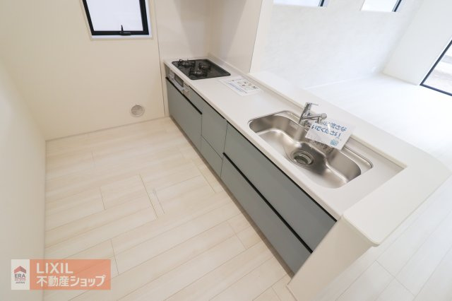 【その他設備／現地完成写真】広々としたシステムキッチン。シンクには便利なシャワーヘッド、伸びるタイプの水栓が標準で設置されています。3クチのガスコンロで、お料理がしやすいです。